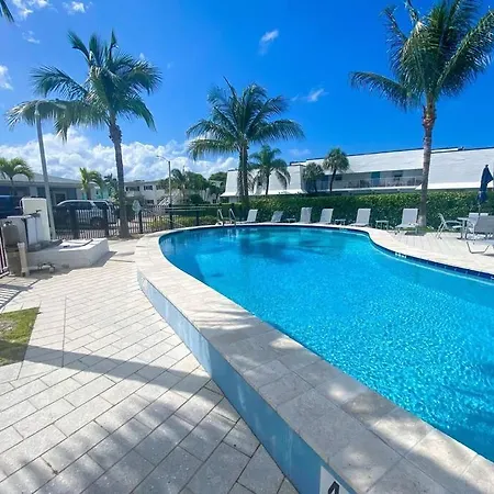 Cool Breeze Home -Steps To The Beach With Pool!